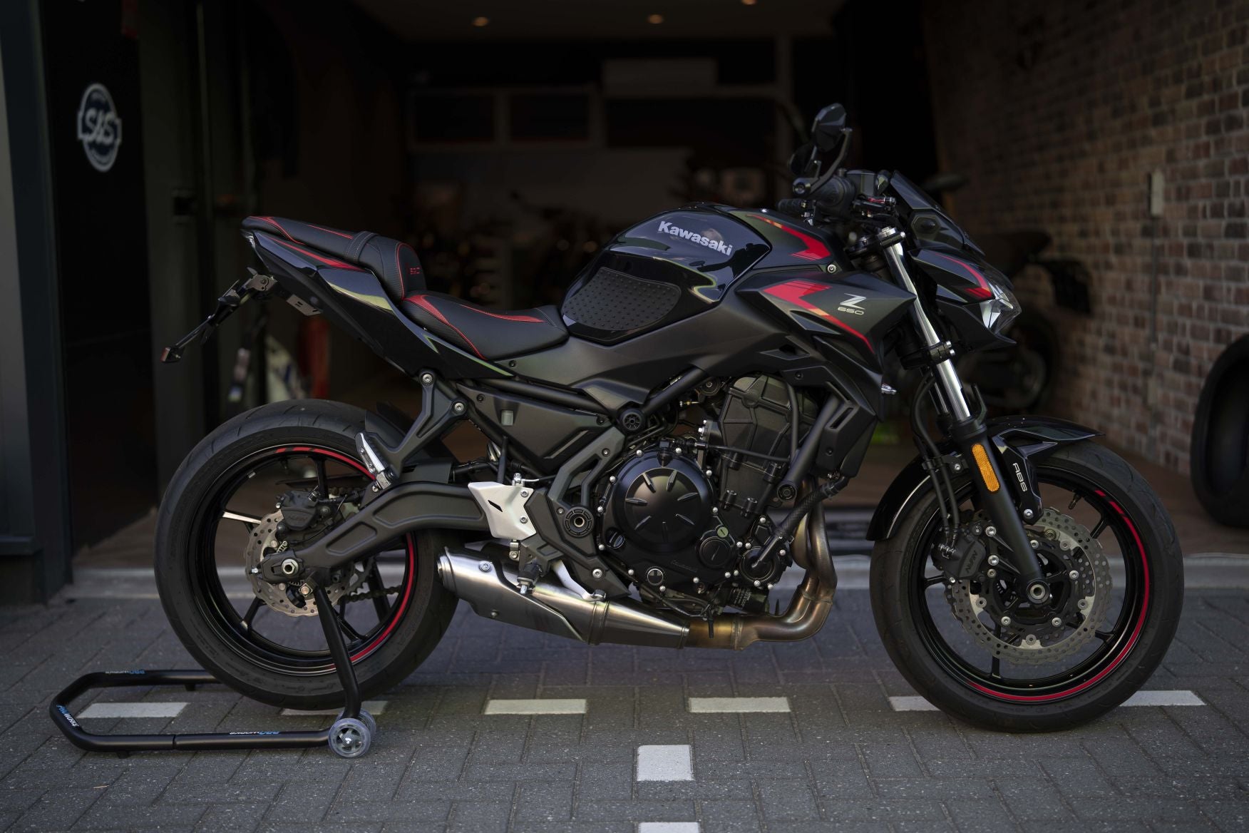 Verkocht Kawasaki Z650s Spark Black | 2023 | top staat| 7623km | luxe zadel.