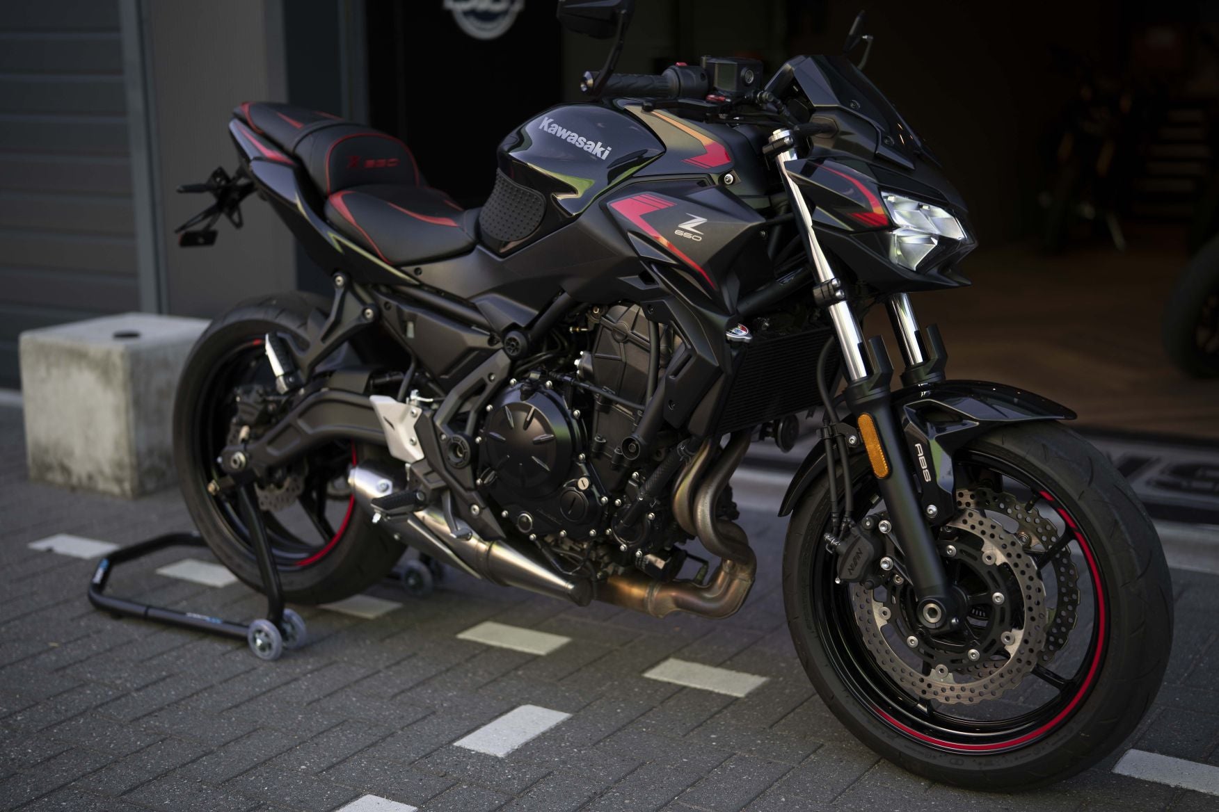 Verkocht Kawasaki Z650s Spark Black | 2023 | top staat| 7623km | luxe zadel.