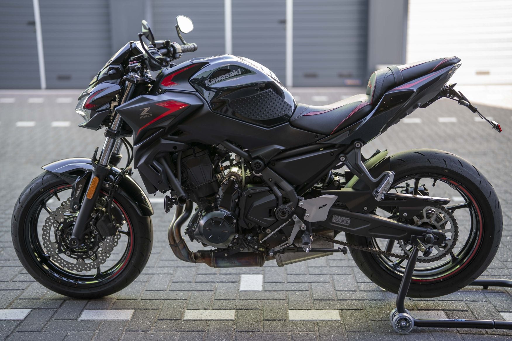 Verkocht Kawasaki Z650s Spark Black | 2023 | top staat| 7623km | luxe zadel.