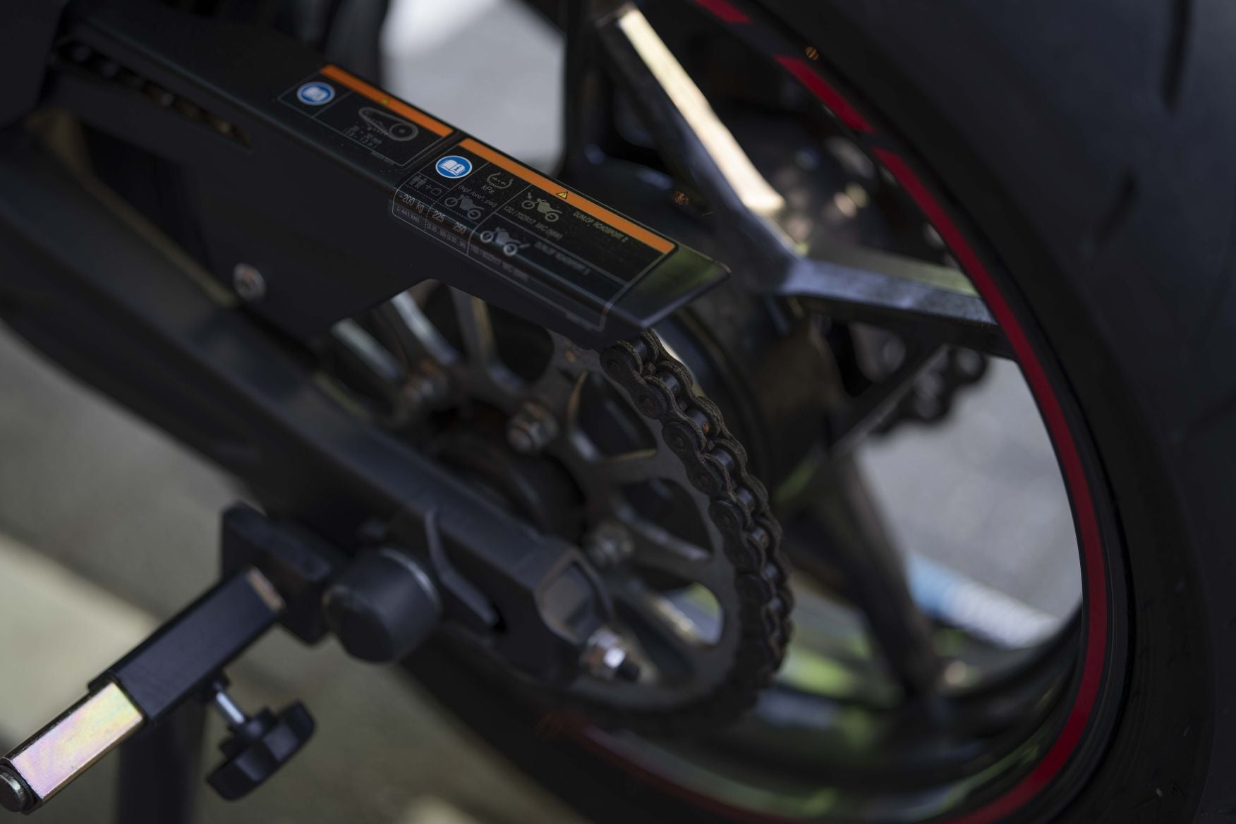 Verkocht Kawasaki Z650s Spark Black | 2023 | top staat| 7623km | luxe zadel.