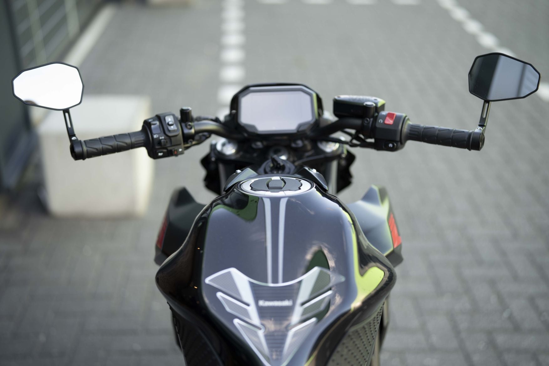 Verkocht Kawasaki Z650s Spark Black | 2023 | top staat| 7623km | luxe zadel.