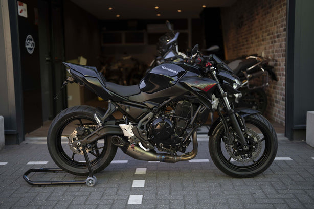 Kawasaki Z650 full black | Akrapovic uitlaat systeem Conform EU | veel extra's |