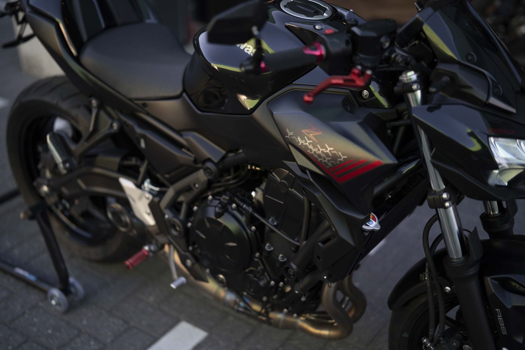 Kawasaki Z650 full black | Akrapovic uitlaat systeem Conform EU | veel extra's |