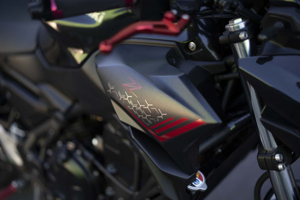 Kawasaki Z650 full black | Akrapovic uitlaat systeem Conform EU | veel extra's |
