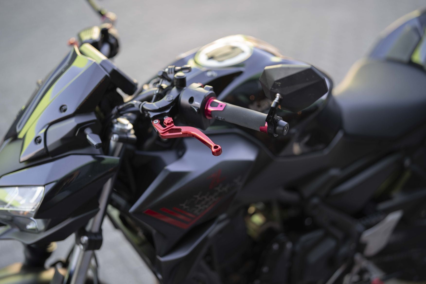 Kawasaki Z650 full black | Akrapovic uitlaat systeem Conform EU | veel extra's |