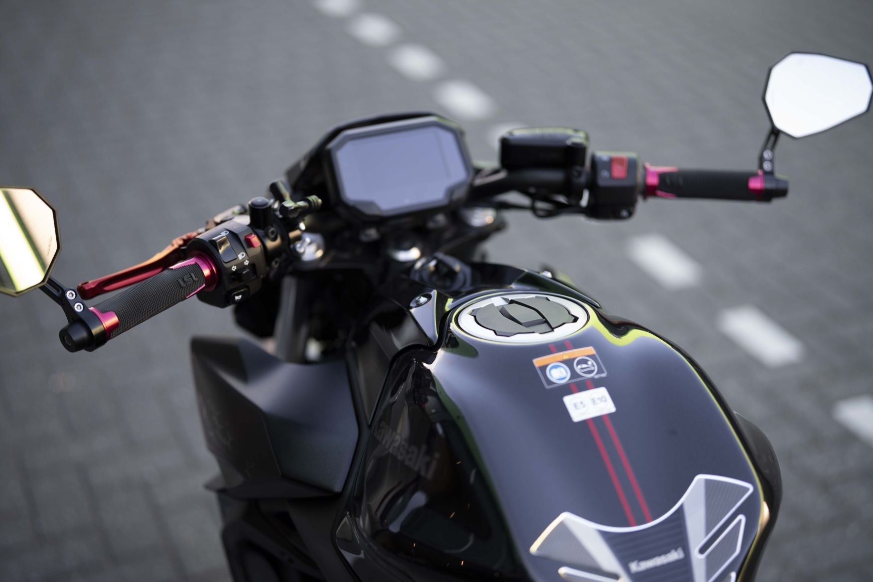 Kawasaki Z650 full black | Akrapovic uitlaat systeem Conform EU | veel extra's |