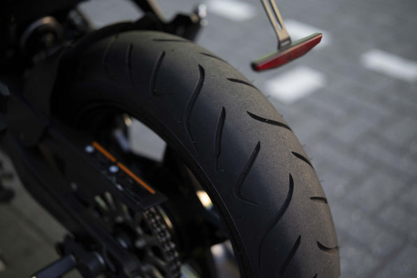 Kawasaki Z650 full black | Akrapovic uitlaat systeem Conform EU | veel extra's |
