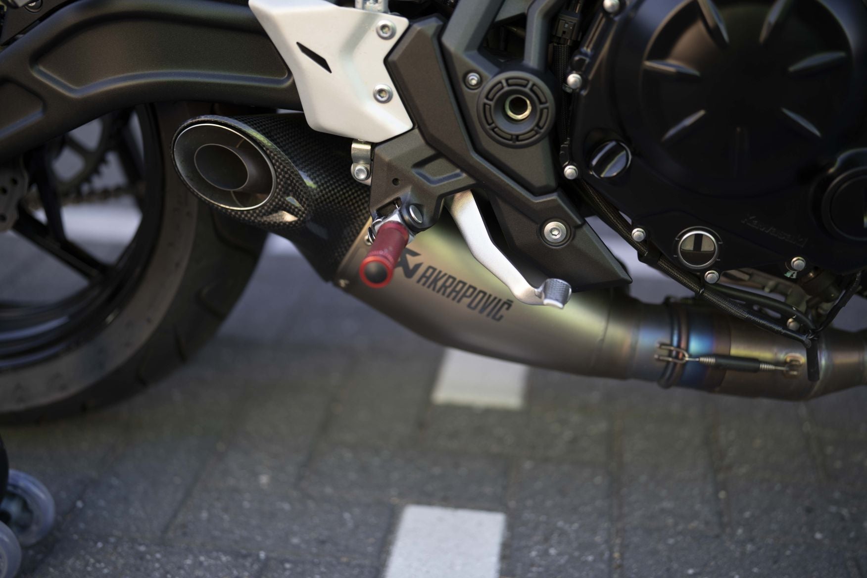 Kawasaki Z650 full black | Akrapovic uitlaat systeem Conform EU | veel extra's |
