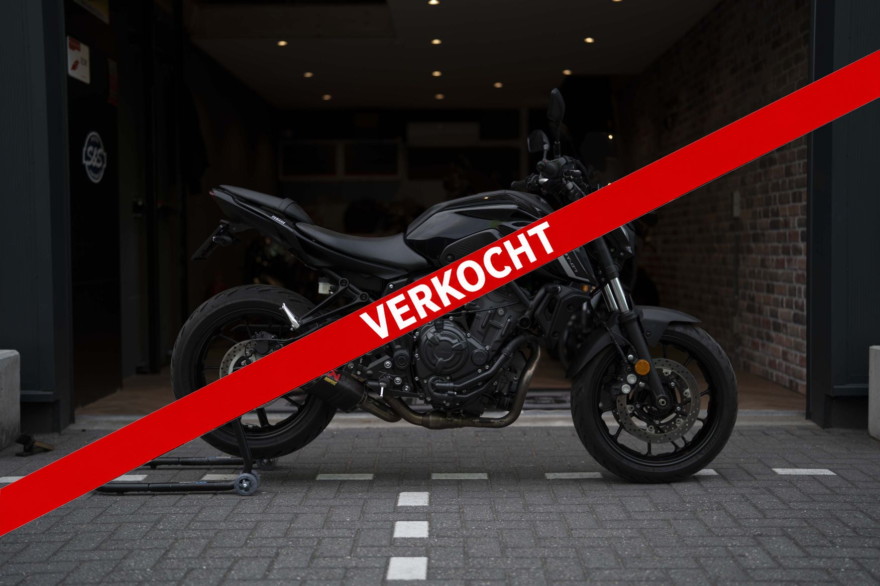 Verkocht | Yamaha MT07 | Akrapovic uitlaat systeem | Tech black uitvoering |