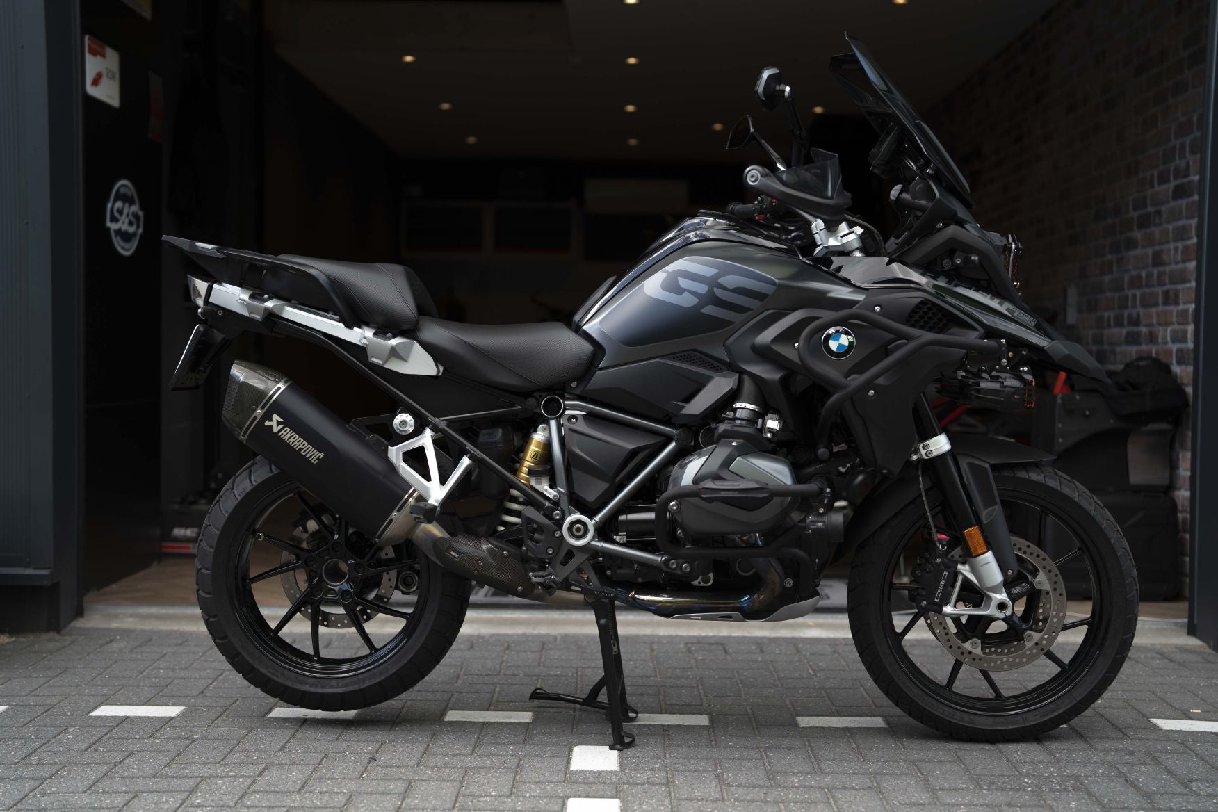 Verkocht | BMW R1250GS | Triple black | Akrapovic uitlaat | Full kofferset |